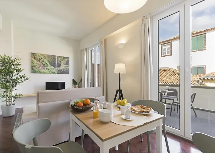 Apartment Downtown By An Island