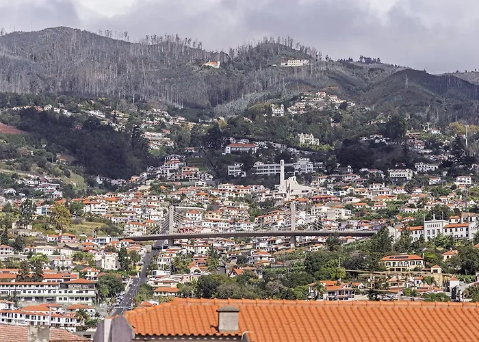 Downtown By An Island Apartment